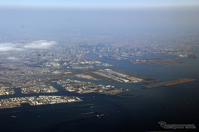 D滑走路を離陸した旅客機から羽田空港を見下ろす