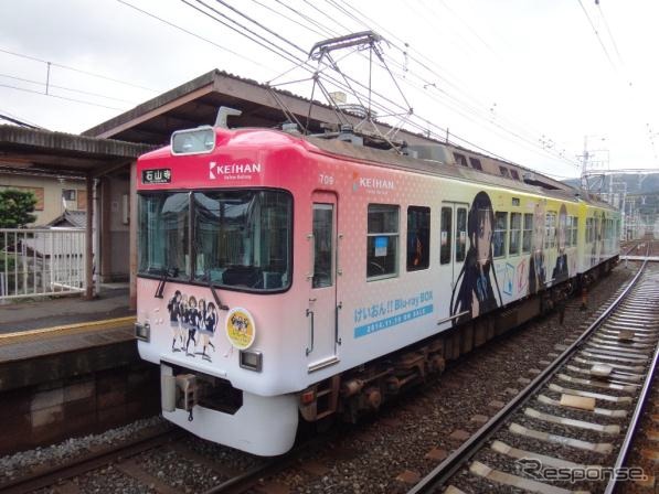 「けいおん！5th」「鉄道むすめ」ラッピング電車の展示も行われる。写真は「けいおん！5th」ラッピング車。