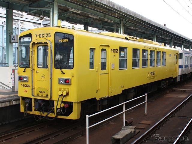 唐津線は11月19日に線路修繕工事が行われ、一部の列車が運休する。写真は唐津駅に停車中の佐賀行き普通列車。