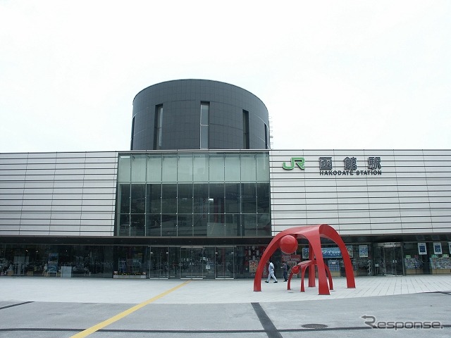 10月26日に北海道新幹線H5系陸揚げ記念イベントが行われる函館駅。駅の正面にH5系の実物大ラッピングが施される。