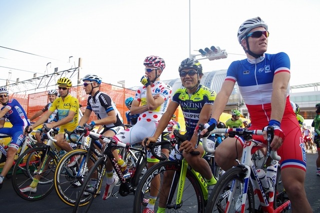 2014ツール・ド・フランスさいたまクリテリウム、ポイントレース2のスタート前、左からビンチェンツォ・ニーバリ、マルセル・キッテル、ラファル・マイカ、宮澤崇史、アルノー・デマール