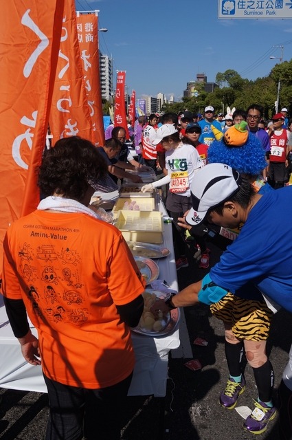 大阪マラソンで、たこ焼き、どら焼き、ラッキョなどが振る舞われた「まいどエイド」