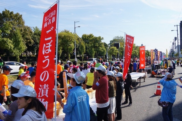 大阪マラソンで、たこ焼き、どら焼き、ラッキョなどが振る舞われた「まいどエイド」