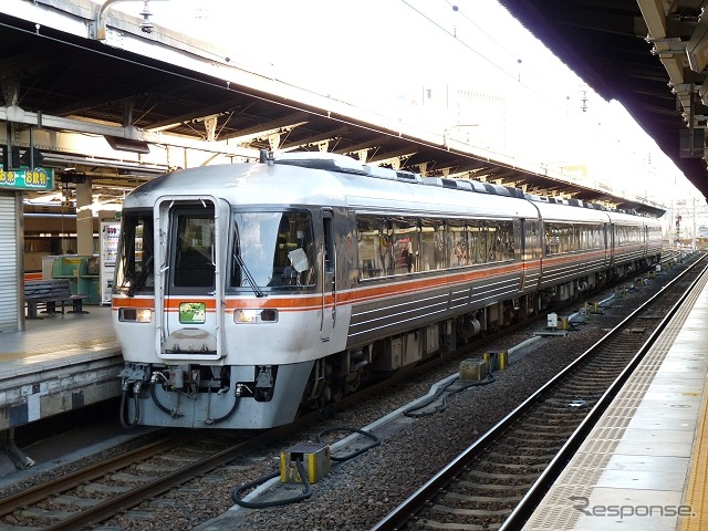 JR東海は冬季の臨時列車として、中央本線方面の特急『しなの』や高山本線方面の特急『ひだ』なども増発する。写真は『ひだ』