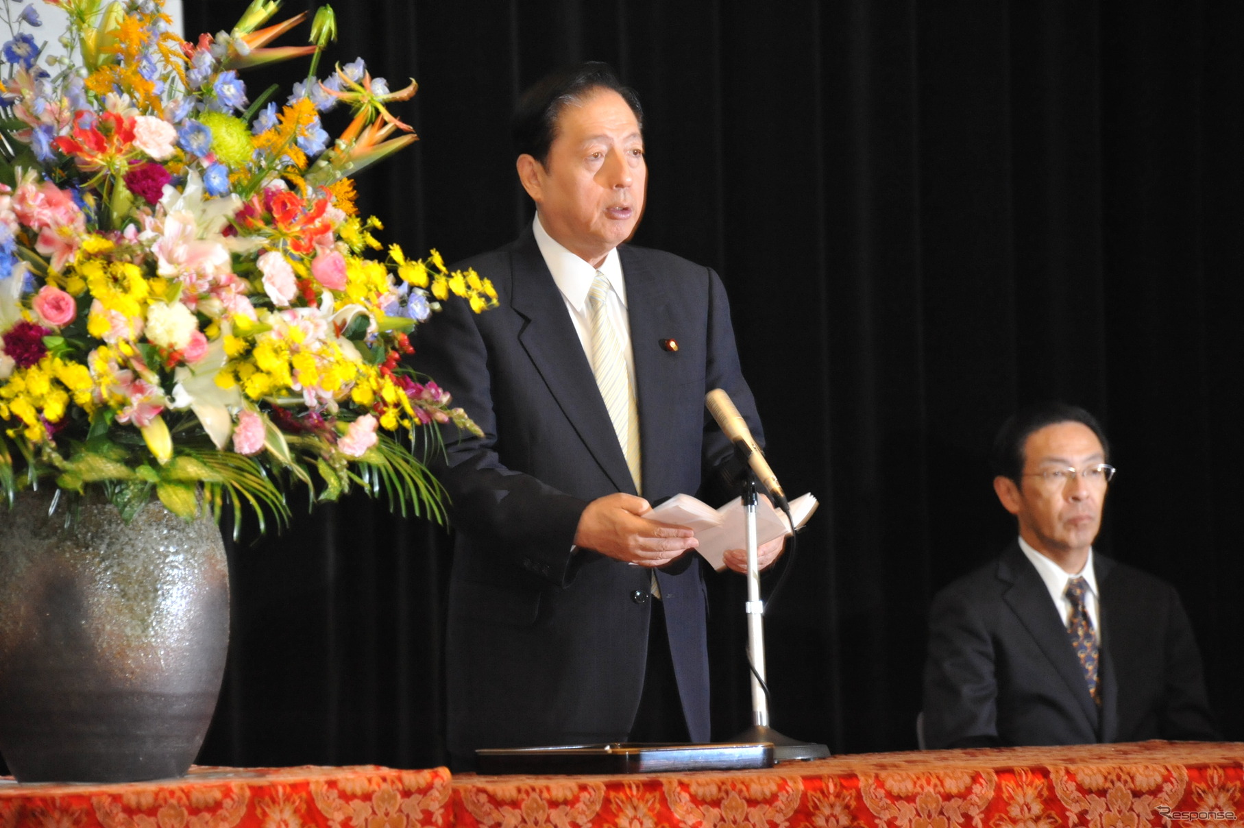 自動車関係功労者表彰で祝辞を述べる太田明宏国交相（27日・国交省）