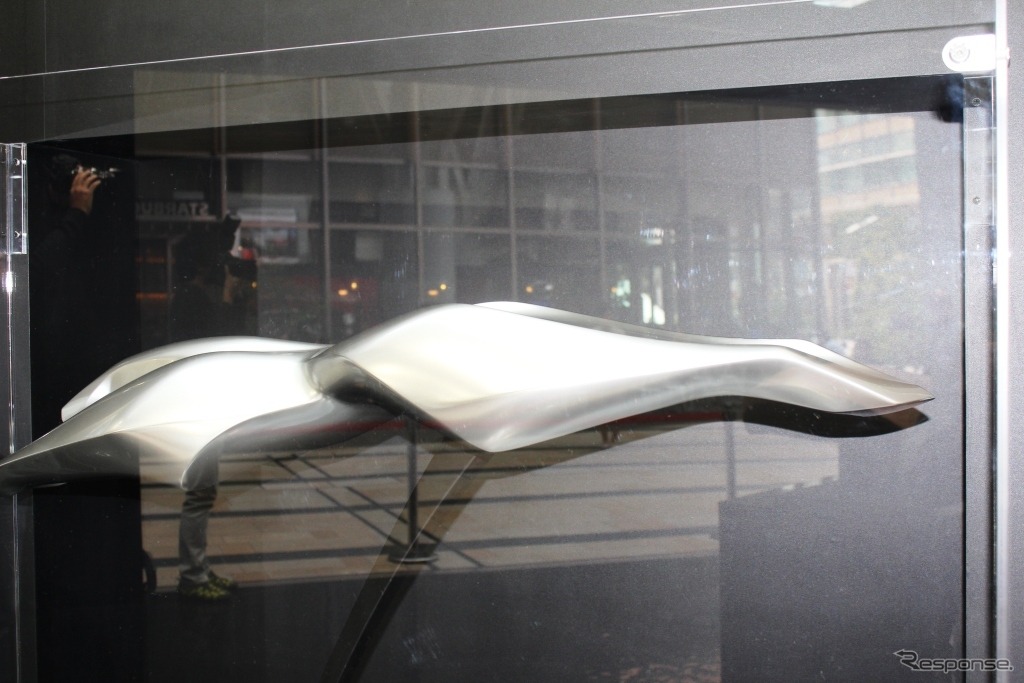 マツダ魂動デザインのオブジェ