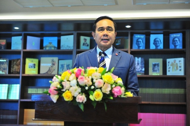 タイ王室財産管理局で記者会見するプラユット首相