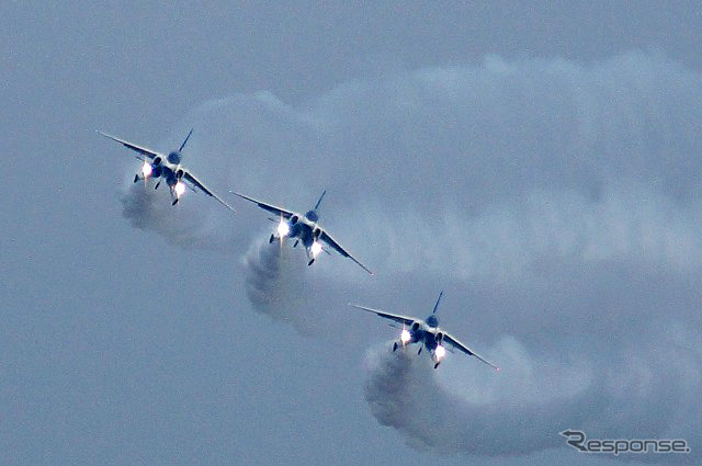 航空祭の華といえば、ブルーインバルス。今年は午後1時すぎから展示飛行を開始する。