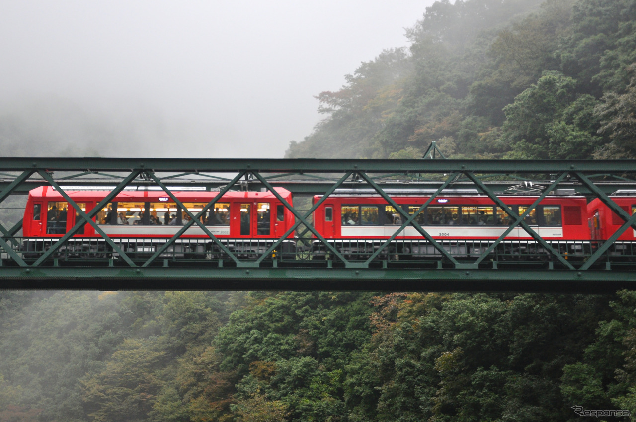 2000形2両編成（右）と連結した３両編成で早川橋りょうを渡る『アレグラ号』（左）