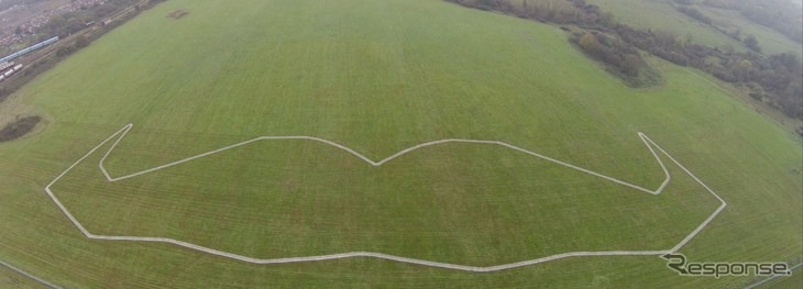 英サウサンプトン空港、巨大口ヒゲ現る（2）