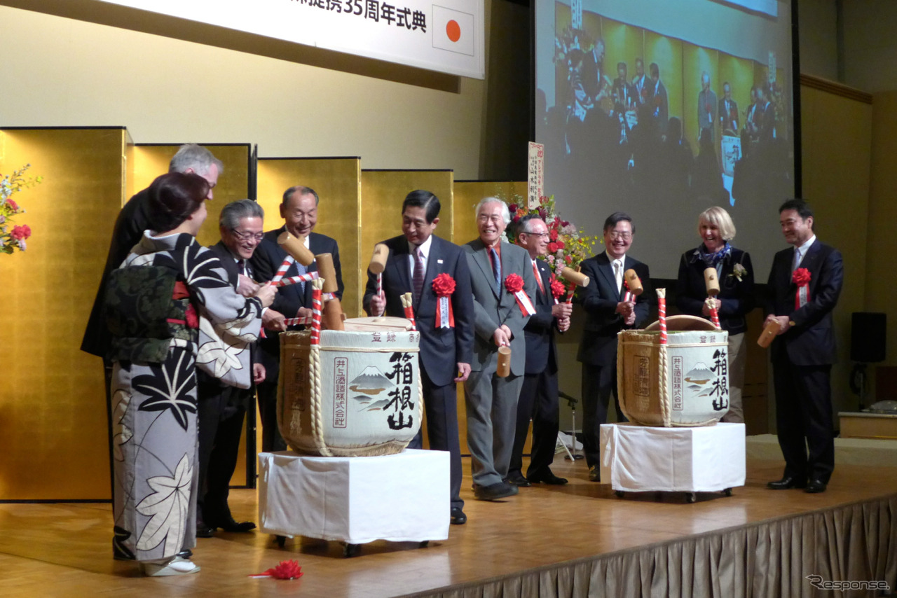 式典では箱根登山鉄道の府川社長や小田急電鉄の大須賀会長、デザインを手がけた岡部憲明さんら関係者が鏡開きを行った