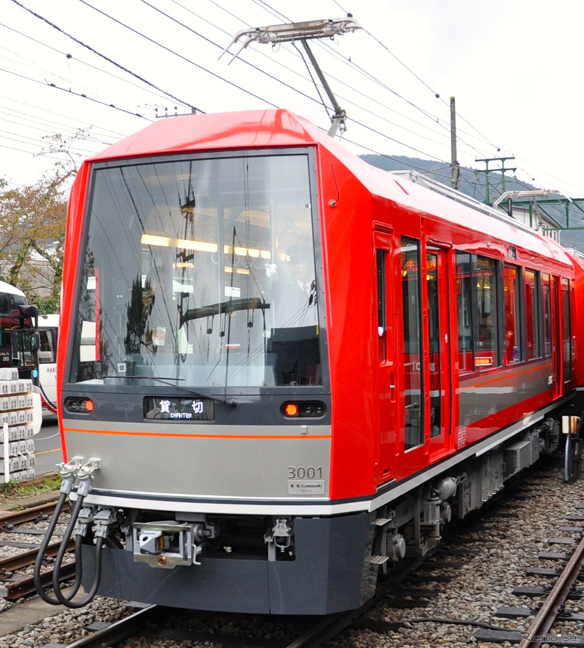 11月1日に運行を開始した箱根登山鉄道の新型車両「アレグラ号」3000形の一番列車。出発式のあとは同車デビューとレーティッシュ鉄道姉妹提携35周年を祝う式典が開かれた