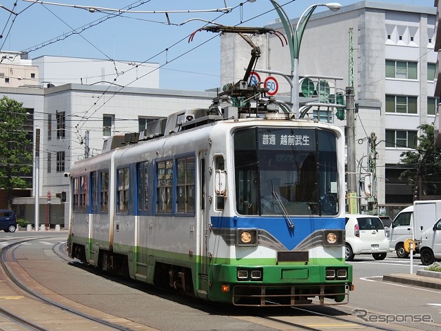 福井鉄道の電車は福井市の中心市街地に限り、道路上に敷設された軌道を走る。