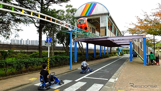 今井児童交通公園で足踏み式ゴーカートやレインボーサイクルに乗る子どもたち