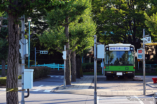 「新宿交通公園行」都営バスが停車中……