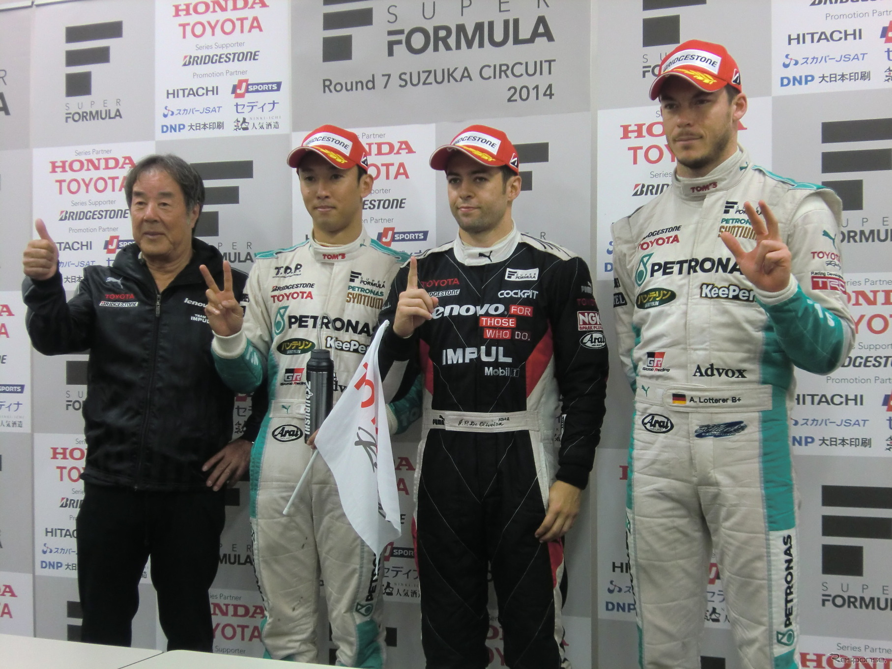左から第1レース優勝の星野一義監督、2位の中嶋一貴、優勝のオリベイラ、3位のロッテラー。