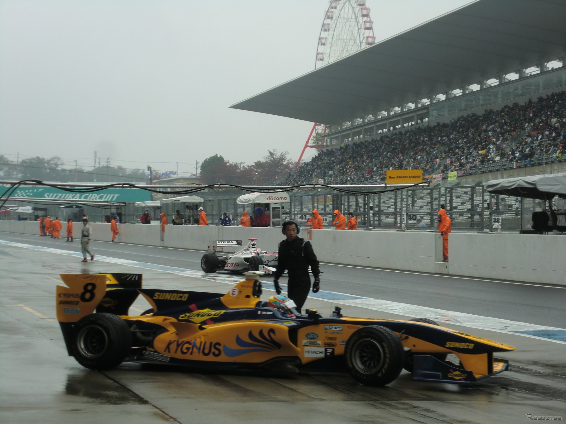 #8 デュバルは第2レース決勝3位。雨のため、観客席は屋根下が混雑。