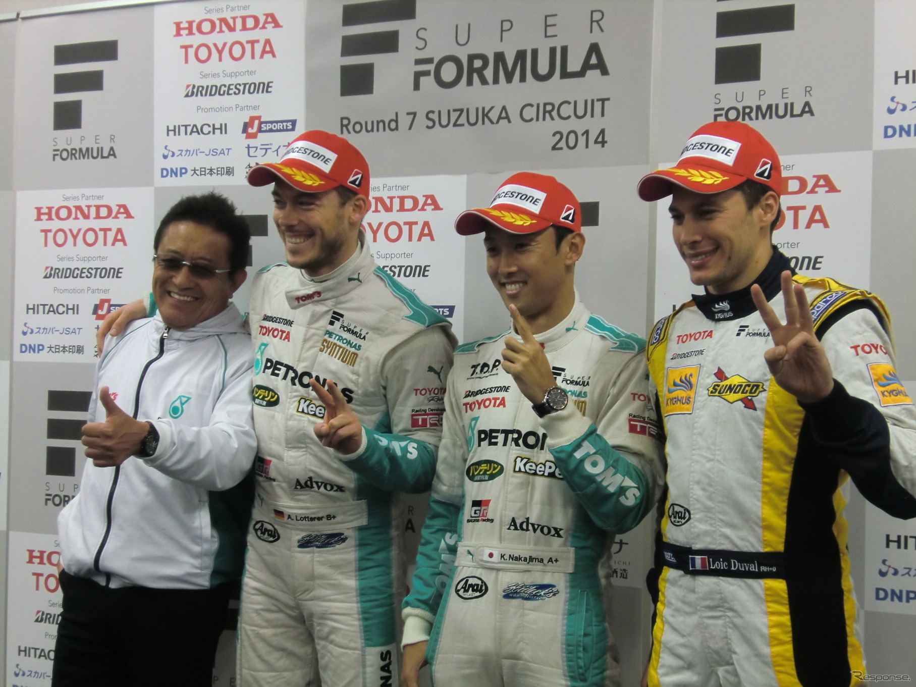 左から第2レース優勝の舘監督、2位ロッテラー、優勝の中嶋一貴、3位デュバル。