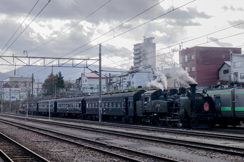 小樽駅の側線に待機する『SLクラブツーリズム号』の編成。復路はDE15形が先頭となった。