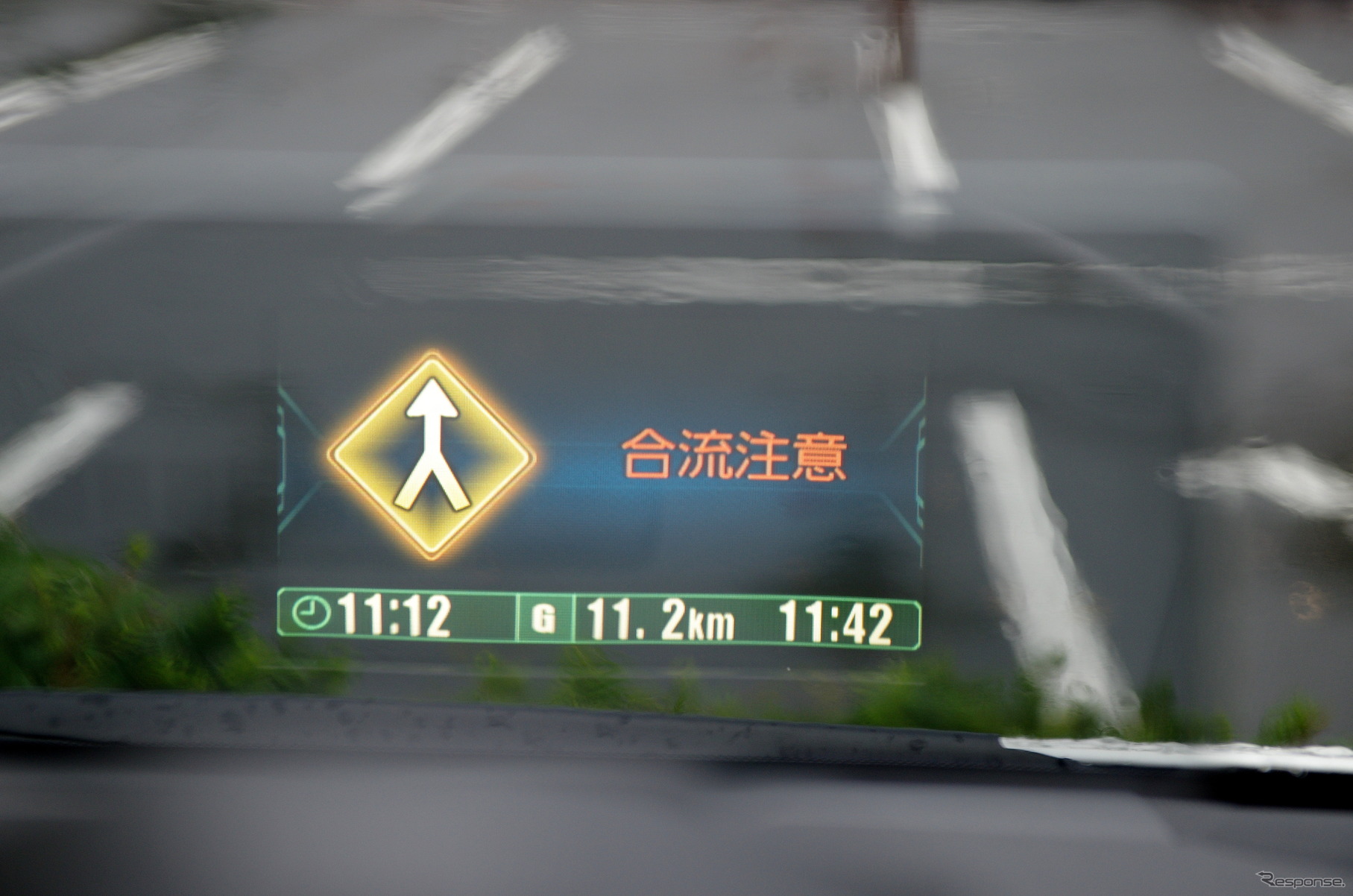 注意喚起はフロントインフォディスプレイ上にも表示される