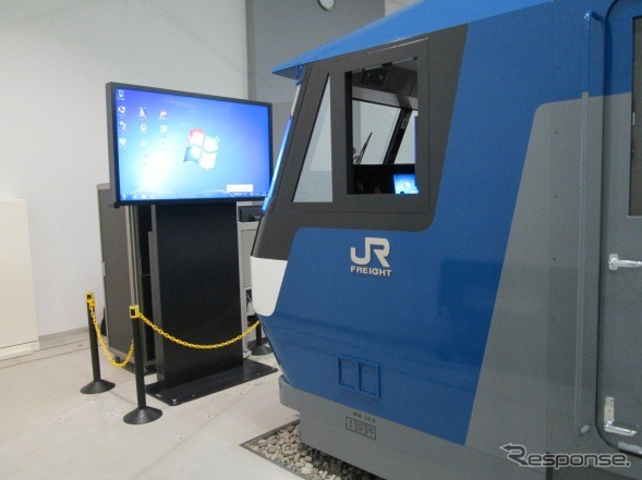 運転席の前方には液晶モニターが設置されている。
