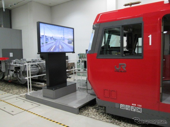 液晶モニターには運転席での操作に連動して線路やその周辺のCGが映し出される。