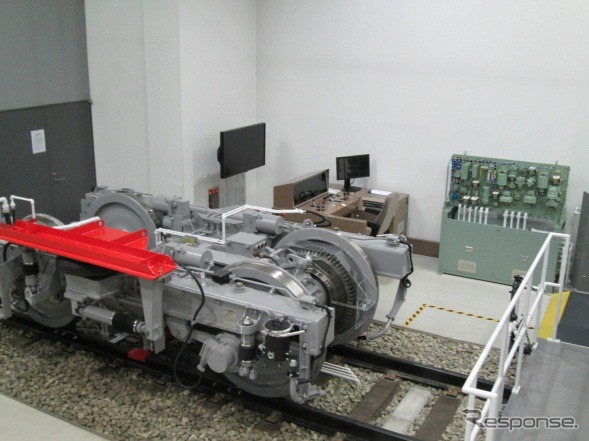 新型シミュレーターと同時に設置されたブレーキシステム教材。実際の台車を使用している。
