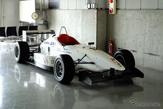 鈴鹿サーキットのピットに配備されたマシン