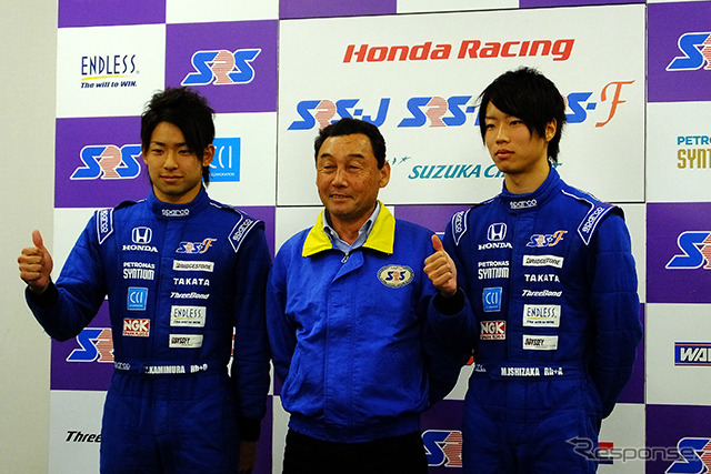 左から上村優太選手、中嶋悟校長（元F1ドライバー）、石坂瑞基選手