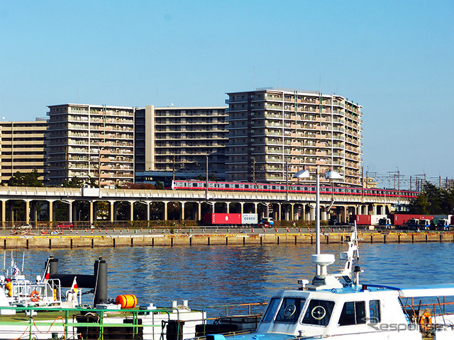 千葉ポートサービス観光船乗船場からは京葉線の電車も見える