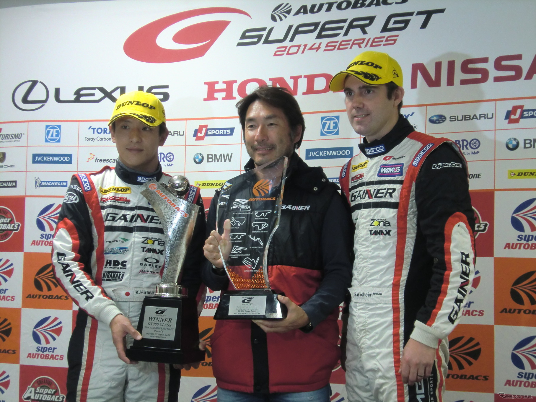 GT300のチーム部門チャンピオンは#11 メルセデスが獲得（左から平中克幸、田中哲也監督、ビルドハイム）。