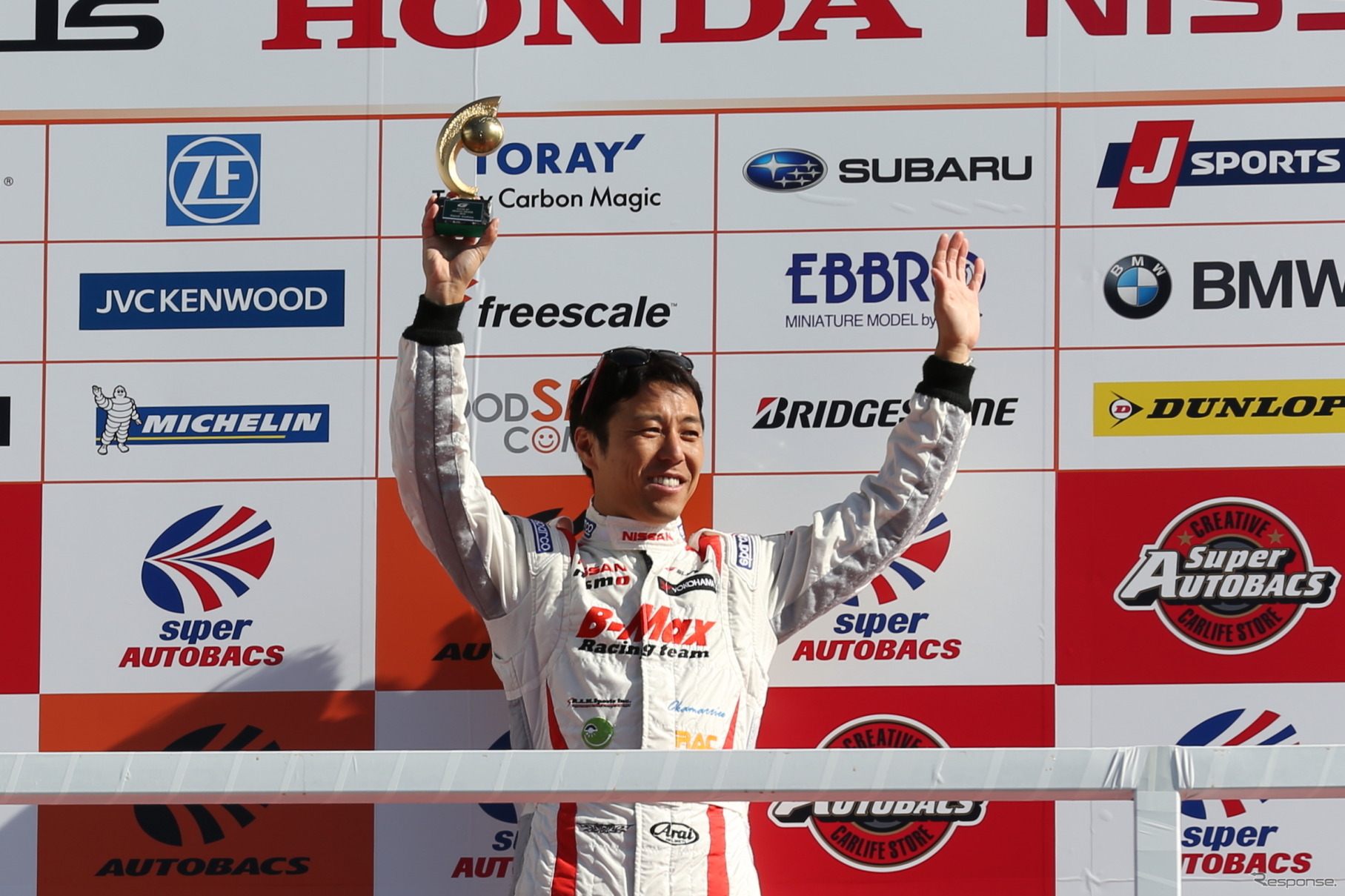 通算100戦参戦を今年達成した星野一樹（#3 GT-R GT3）が特別表彰を受けた。