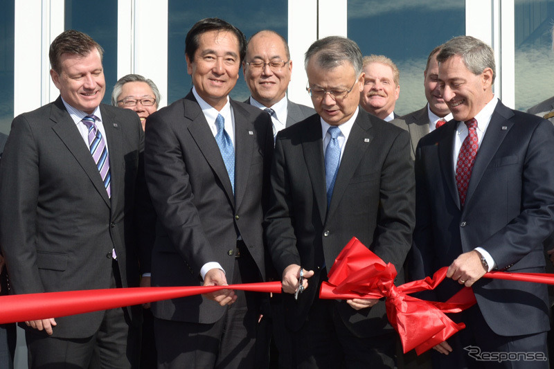 開所式 テープカットの様子