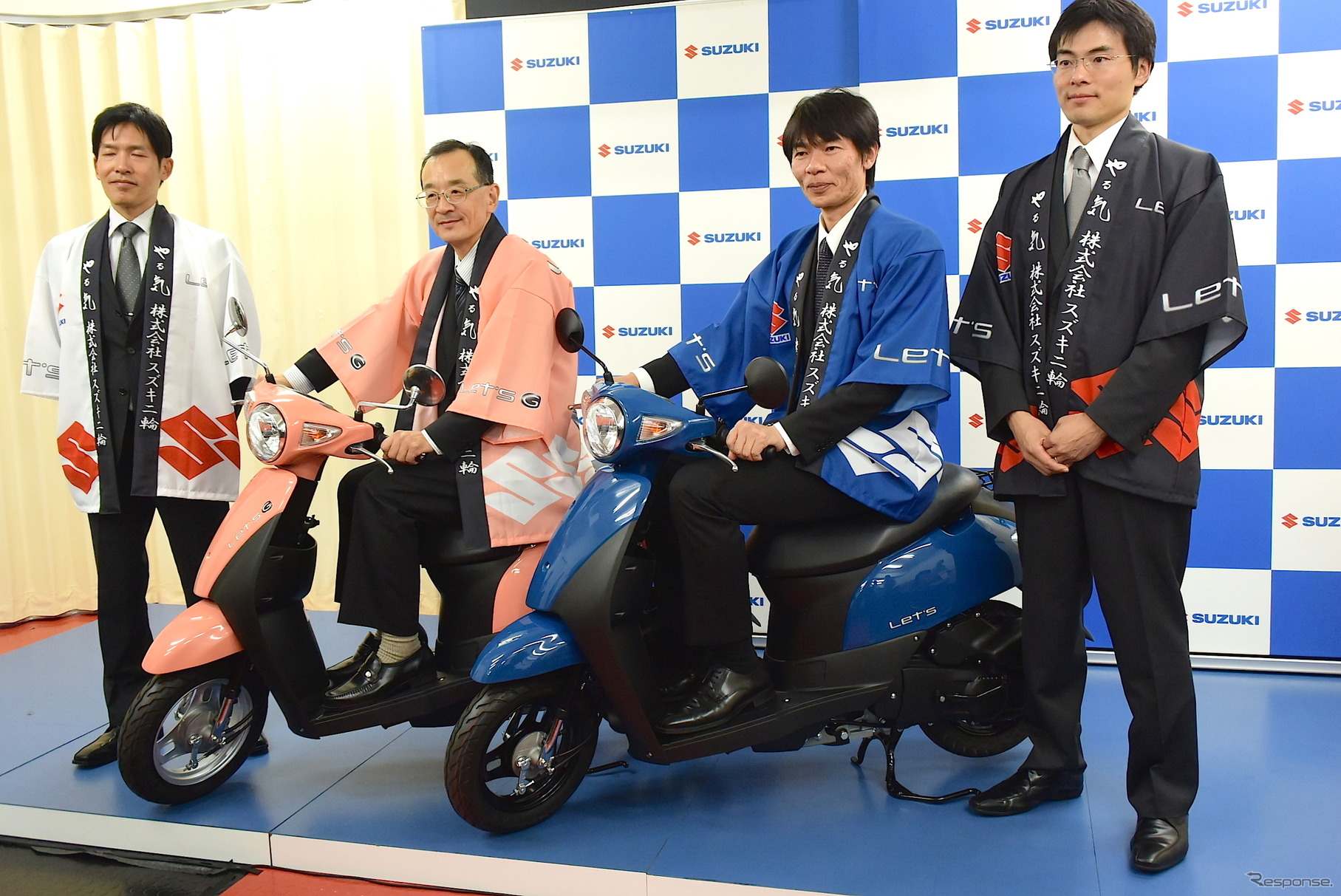 左から、スズキ 二輪事業本部二輪エンジン設計部 大橋淳志 係長、スズキ二輪 濱本英信 代表取締役社長、スズキ 二輪商品企画部 福留武志 チーフエンジニア、デザイン課 西名宏文 デザイナー