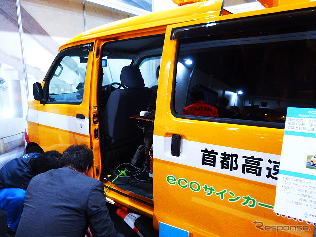首都高電気メンテナンスの軽自動車ベース・省電力タイプ作業車「ecoサインカーmini」（ハイウェイテクノフェア2014）