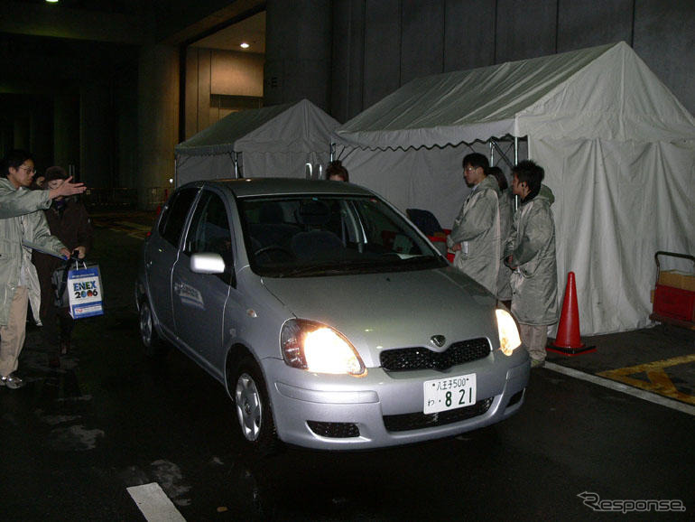 【ENEX2006】燃料電池車の試乗、雨の影響で少数