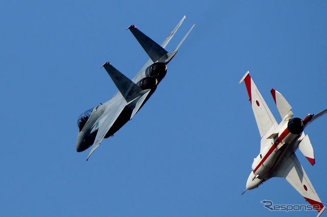 異なる機種で編隊を組んで飛行することが多いのも岐阜基地航空祭の特長。機種が異なると速度を合わせるのが難しい。
