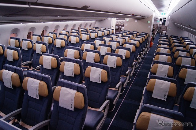 2本の通路は頭上空間に余裕があり、これによって機内が広く感じる。