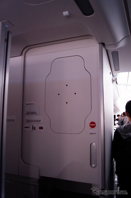 機体後部のギャレーには、乗務員用の休憩室にアクセスするドアもある。休憩室は天井裏に位置する。