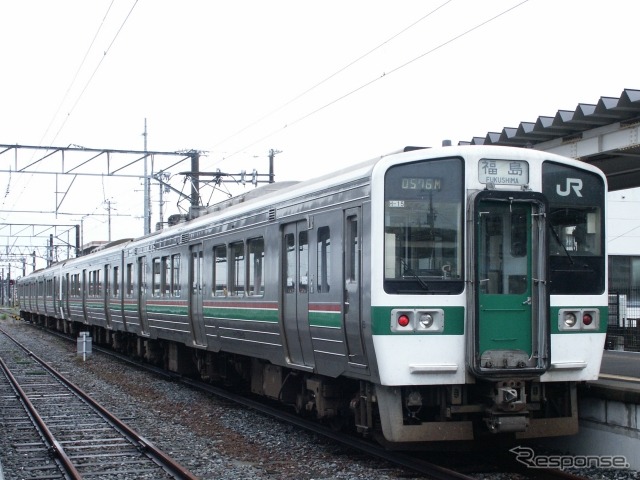 「フルーティア」は東北地区の普通列車で運用されている719系の改造車。カフェカウンター車1両と座席車1両の計2両で構成される。