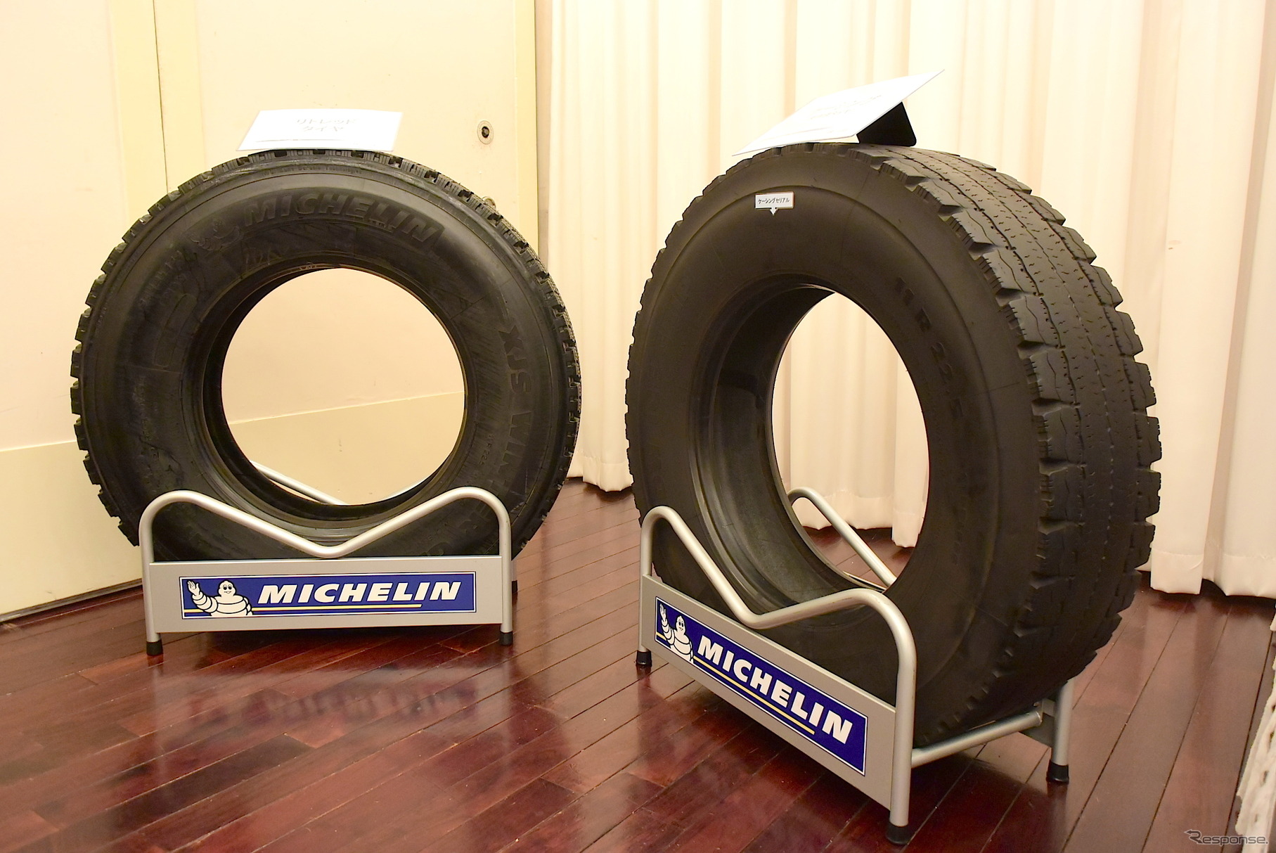 ミシュラン、リトレッド後のタイヤ（左）と前のタイヤ