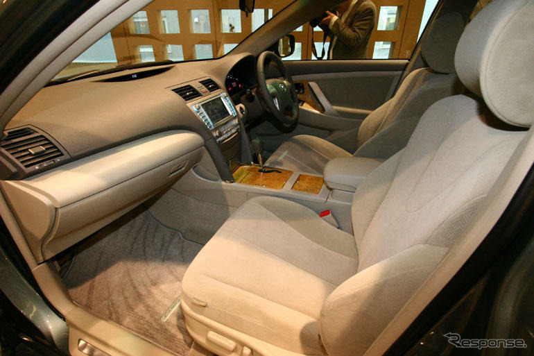 【トヨタ カムリ 新型発表】セダンの外観を崩さない室内空間