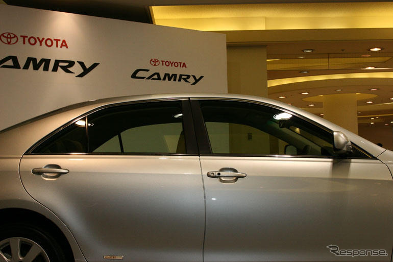 【トヨタ カムリ 新型発表】セダンの外観を崩さない室内空間