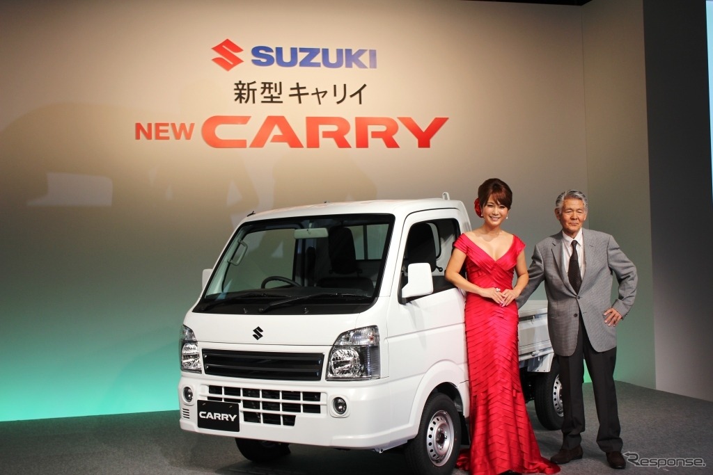 昨年8月のスズキ・キャリイの発表会に参加した、菅原文太さんとはるな愛さん
