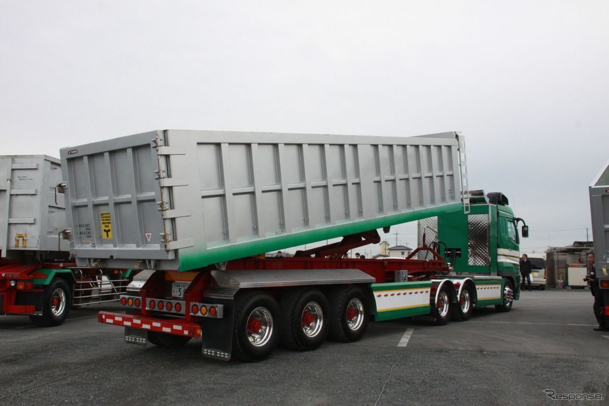 2BB6×4+0222というダンプセミトレーラーもシングルタイヤを採用
