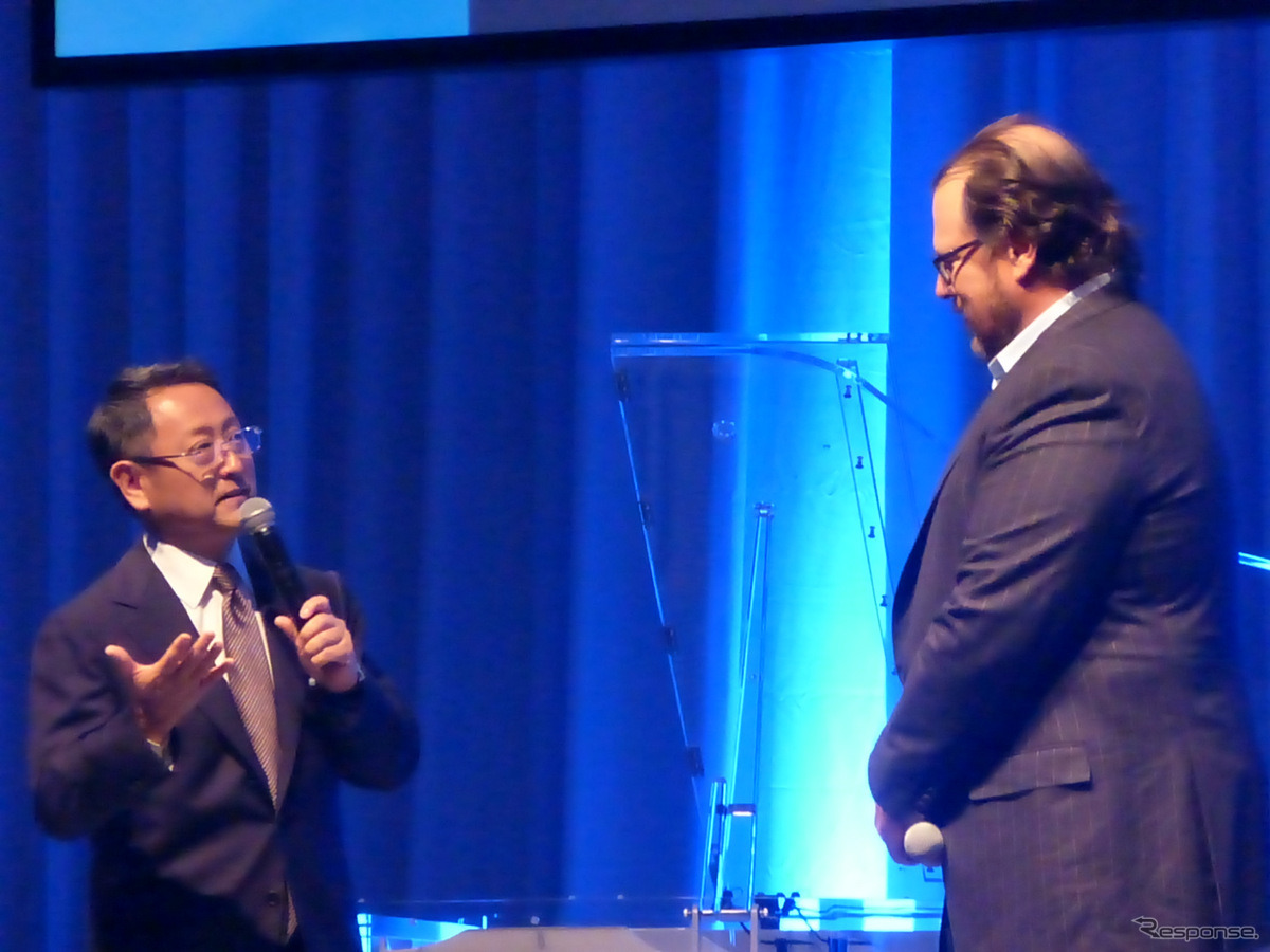 トヨタ代表取締役社長豊田章男氏と米国セールスフォース・ドットコムChairman&CEOマークベニオフ氏