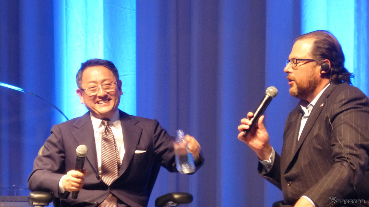 トヨタ代表取締役社長豊田章男氏と米国セールスフォース・ドットコムChairman&CEOマークベニオフ氏