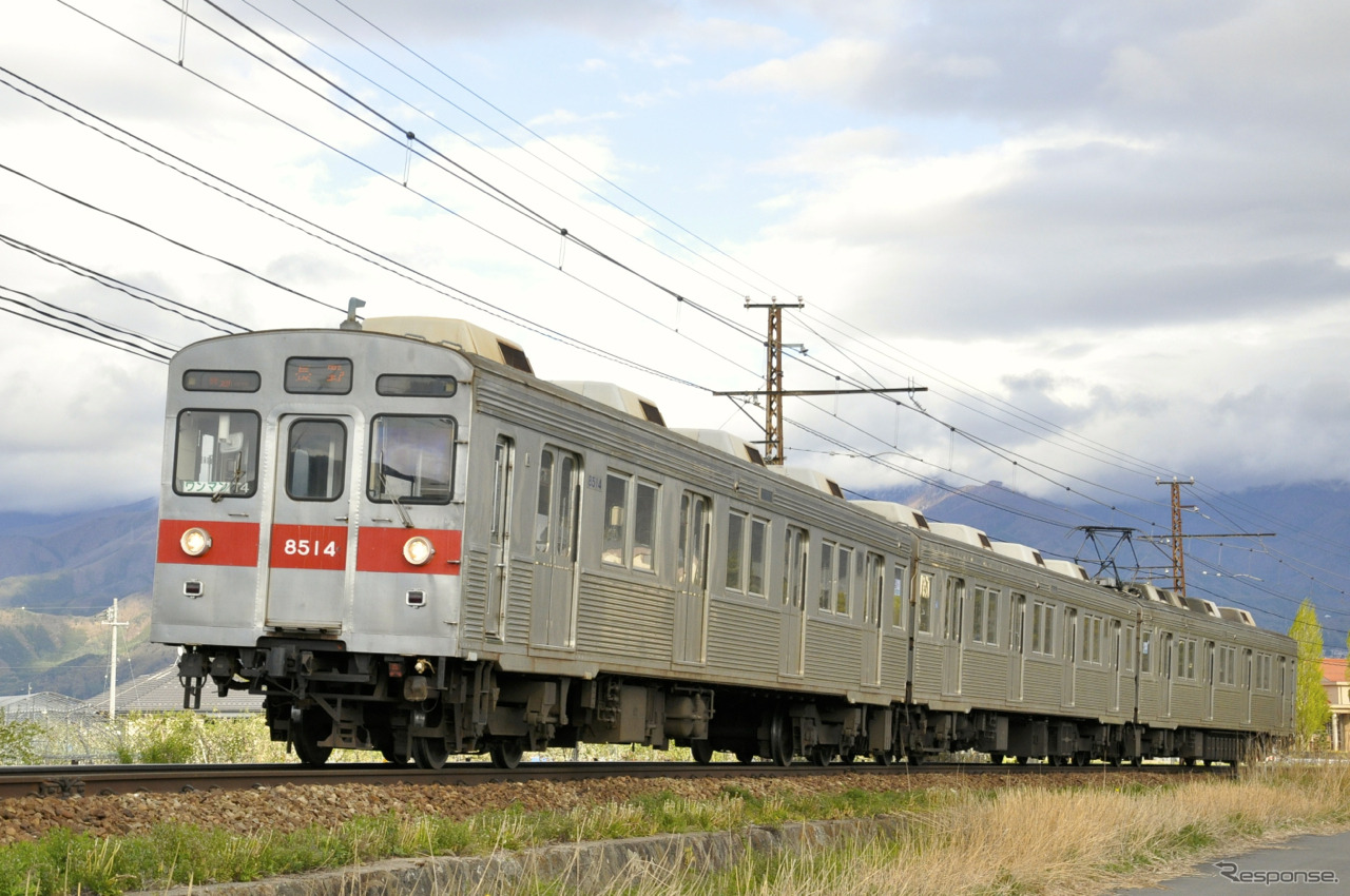 長野電鉄は12月6日から「SNOW MONKEY PASS」の発売を開始。特急も含め長野線を1日自由に乗り降りできる。写真は普通列車で運用されている8500系。
