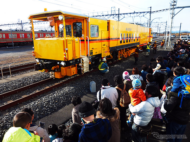 埼玉県久喜市の南栗橋車両管区で開催された「2014東武ファンフェスタ」。マルチプルタイタンパーも走った