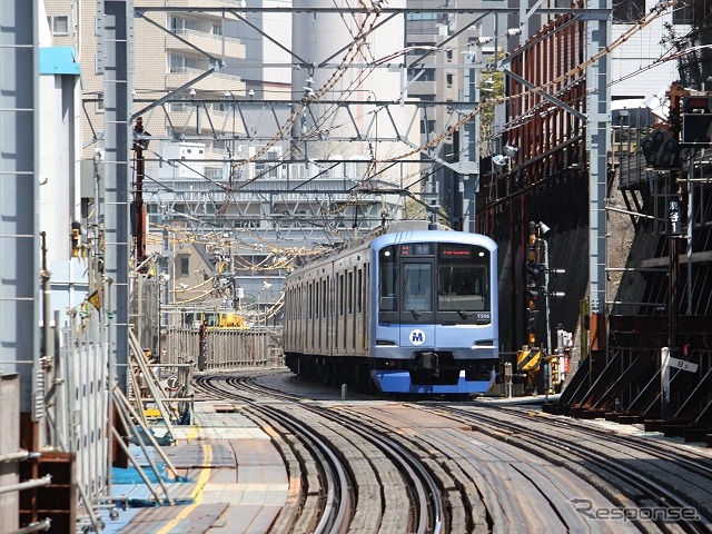 地上に線路があった頃の東横線渋谷～代官山間（2011年撮影）。ちょうど列車が走行している辺りに商業店舗が整備される。